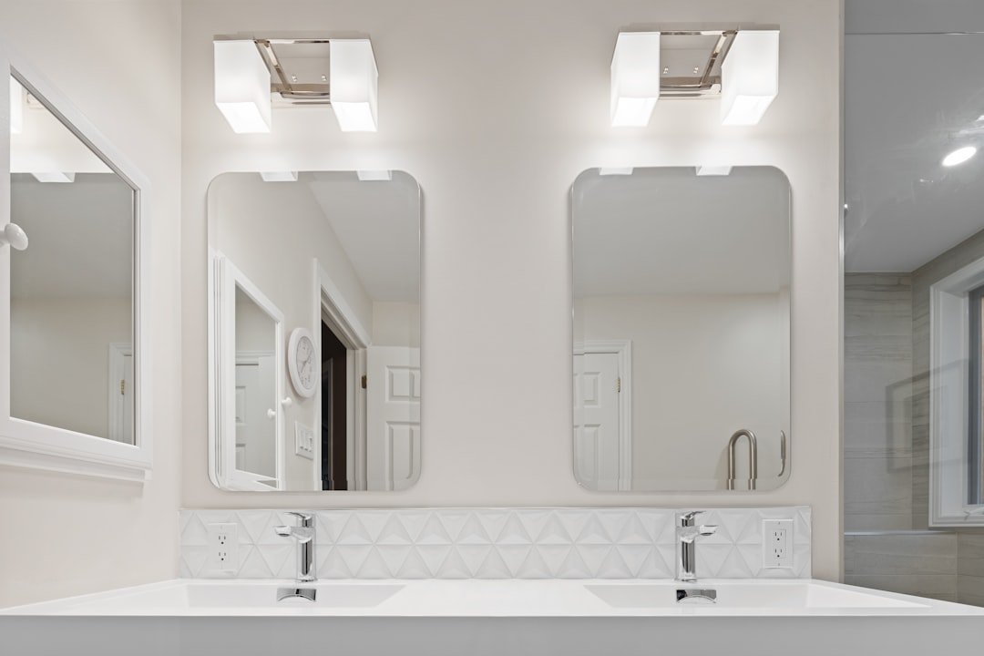 About a-bathroom-with-a-couple-of-mirrors-cijoejyendc
